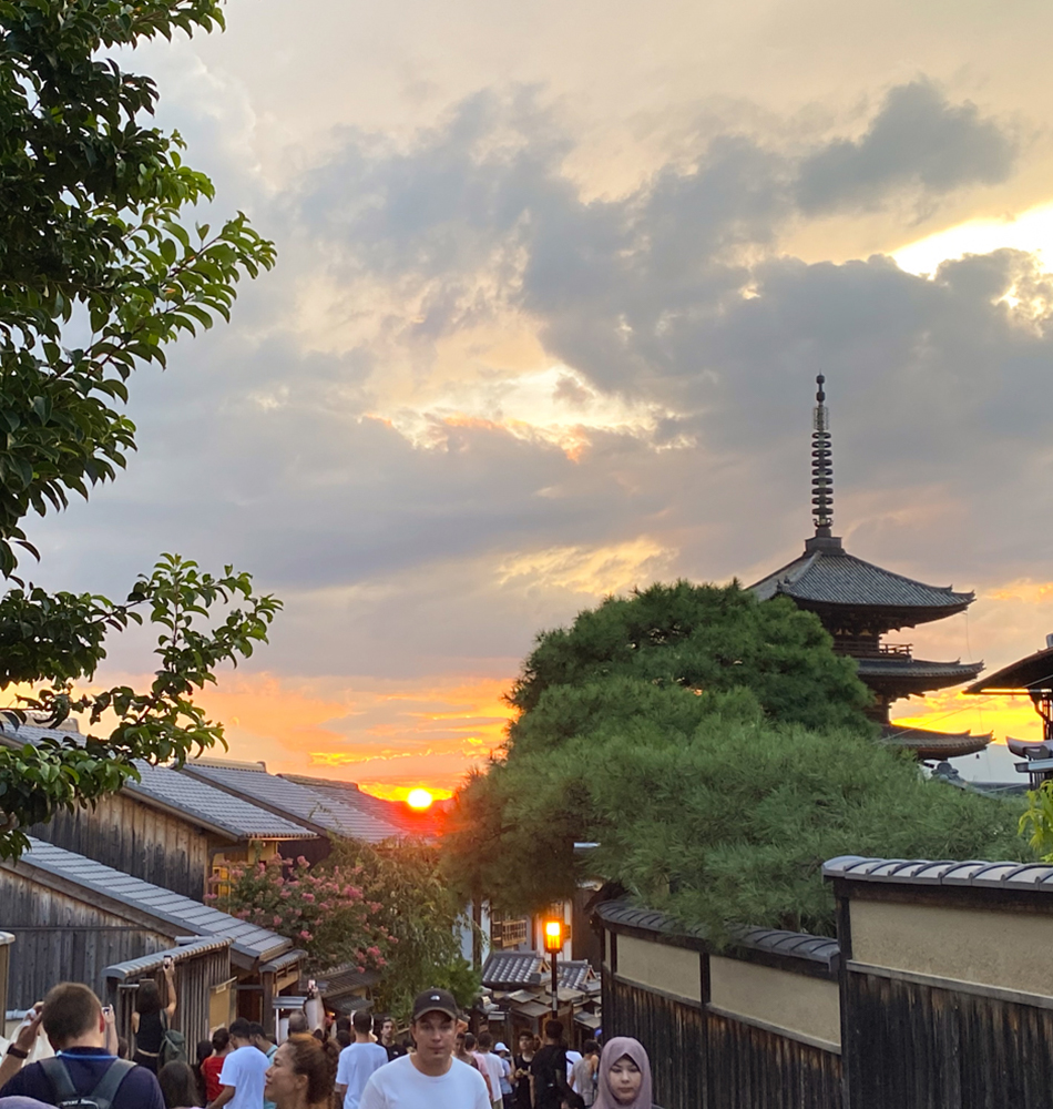 Coucher de soleil en redescendant du temple Kiyomizu-dera.