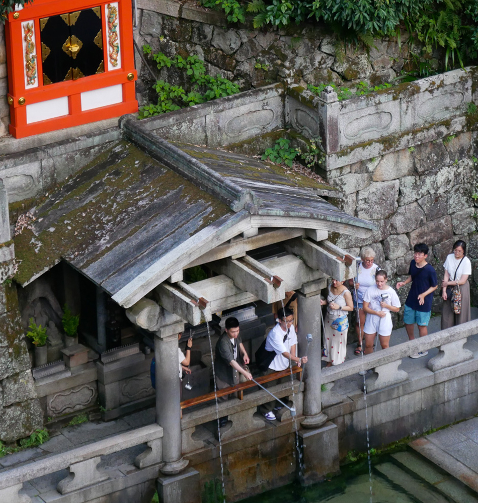 L’eau du site, arrivant par la chute d’Otowa est appelée « Konjiki Sui -Eau Dorée » ou « Enmei Sui -Eau de Longévité » 