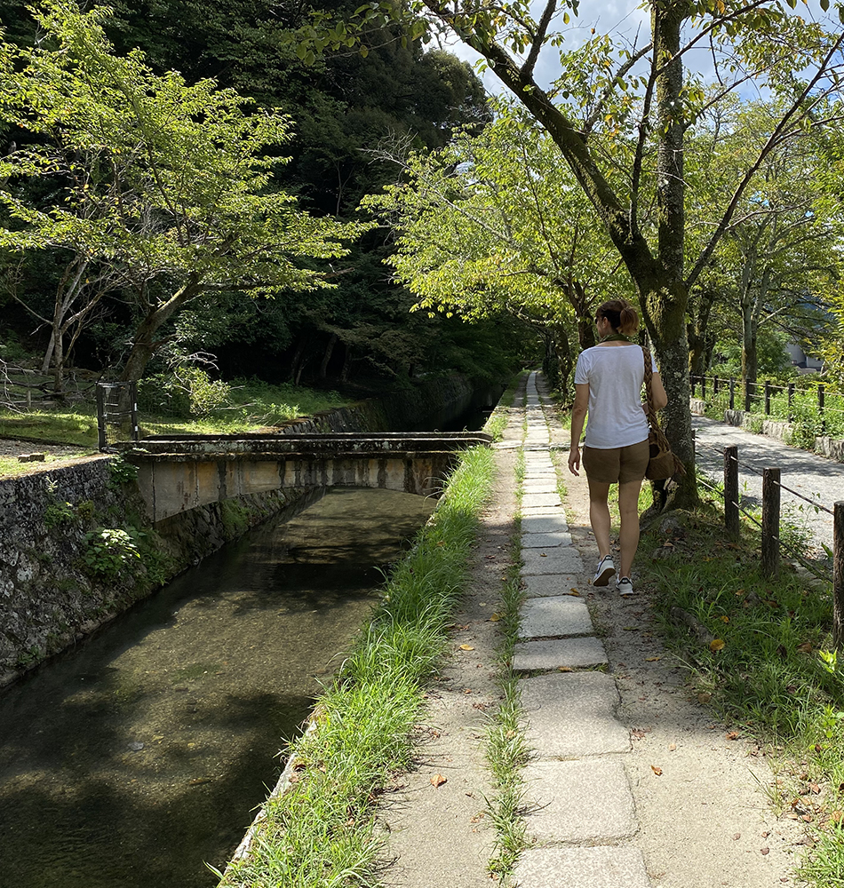 Promenade sur le chemin de la Philosophie, le long du petit canal du lac Biwa.