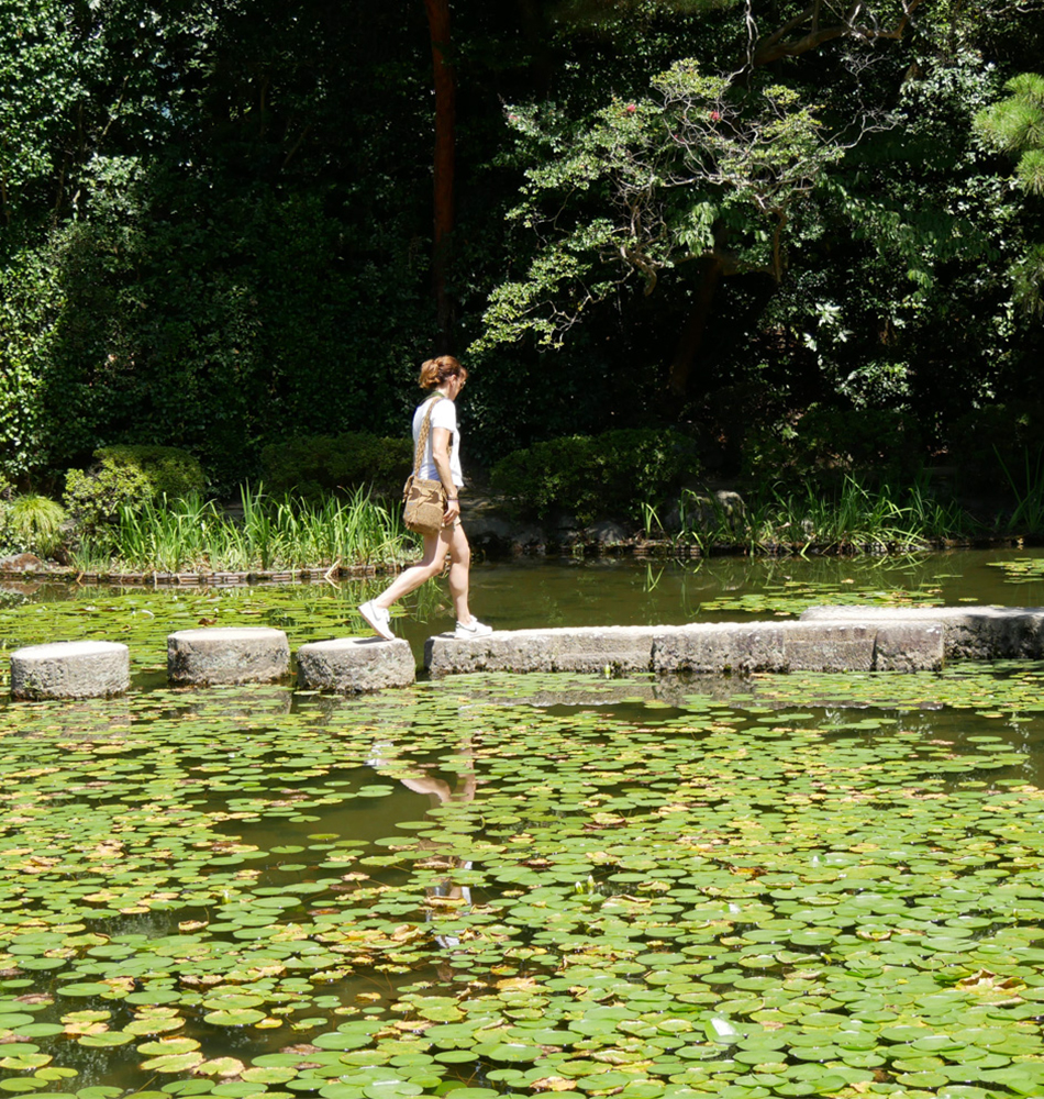 Le jardin se révèle au travers de nombreux sentiers ou traversées pavées des petits lacs. Ici, un clin d’œil au film Lost in translation Scarlett Johansson – perdue dans son introspection – sautille sur les cylindres de pierre granitique de cet étang.