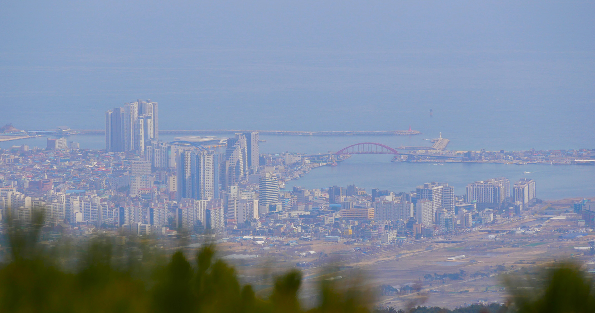 Et au loin, la ville de Sokcho et l'océan Pacifique, la mer de l'Est.