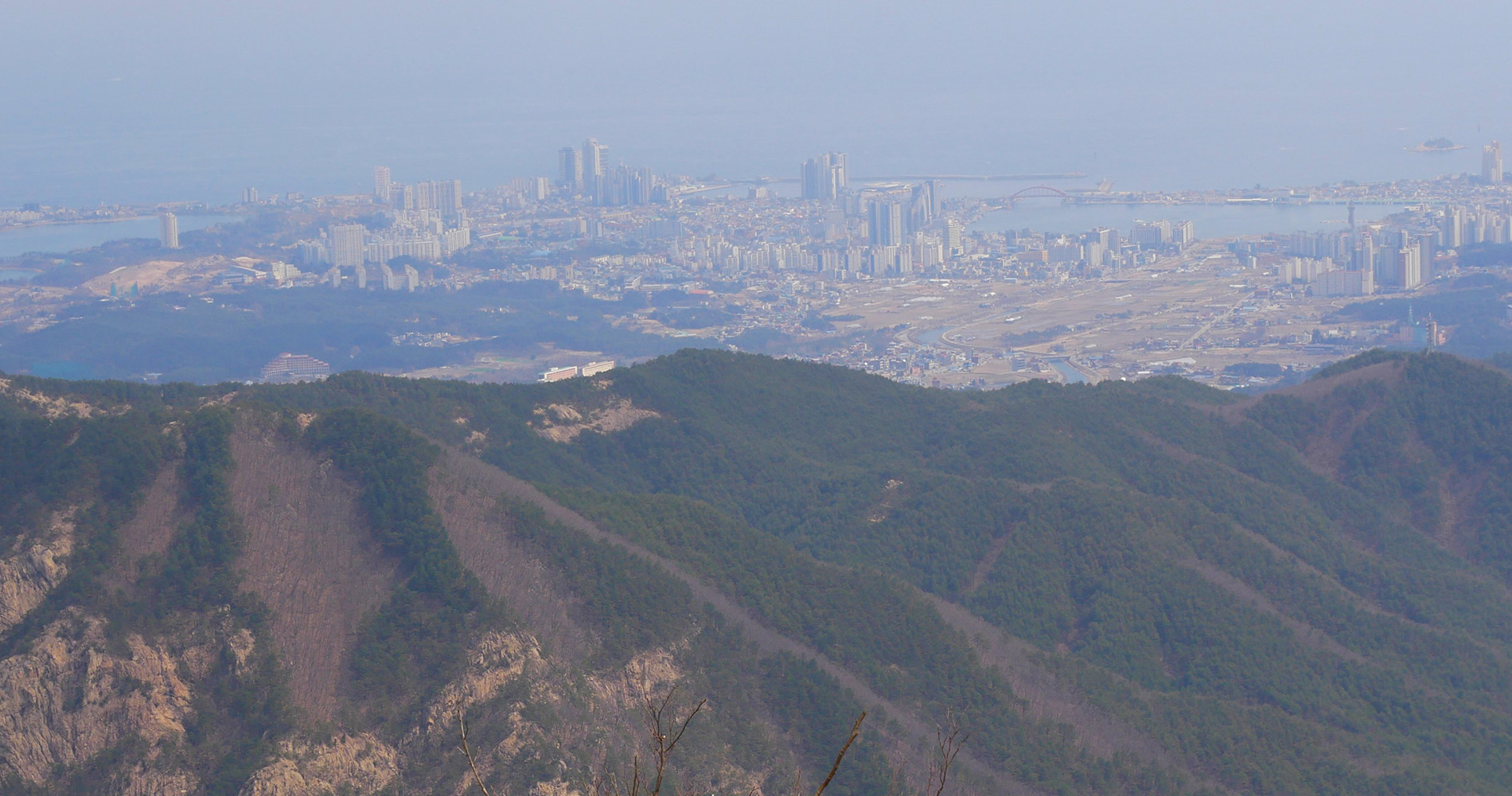 Et au loin, la ville de Sokcho et l'océan Pacifique, la mer de l'Est.