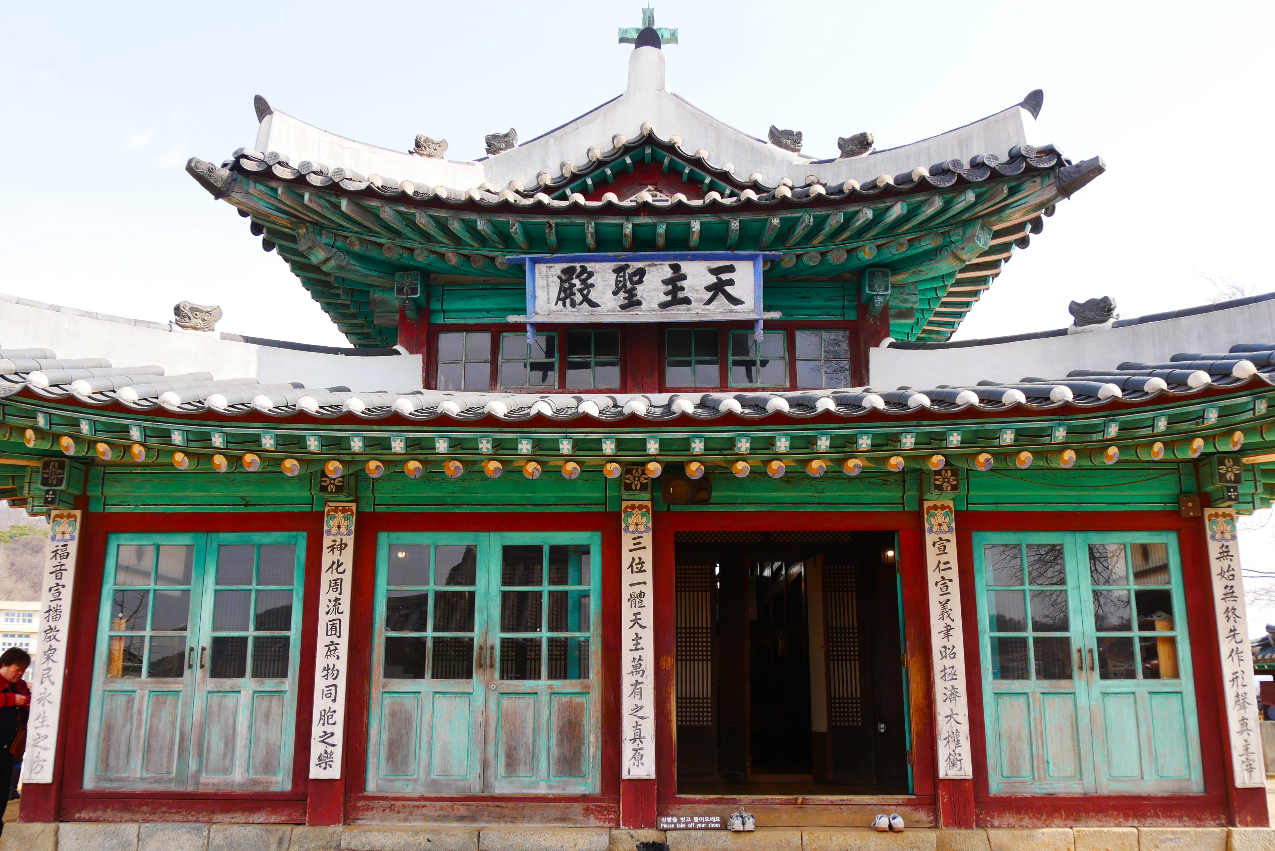 Etonnante Eglise anglicane, qui mêle architecture occidentale et hanok.