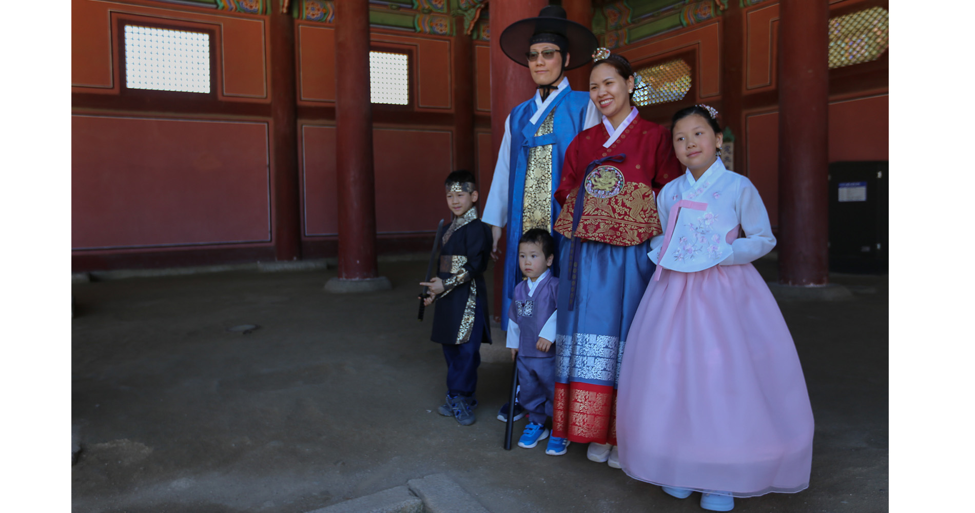 Famille en costume local