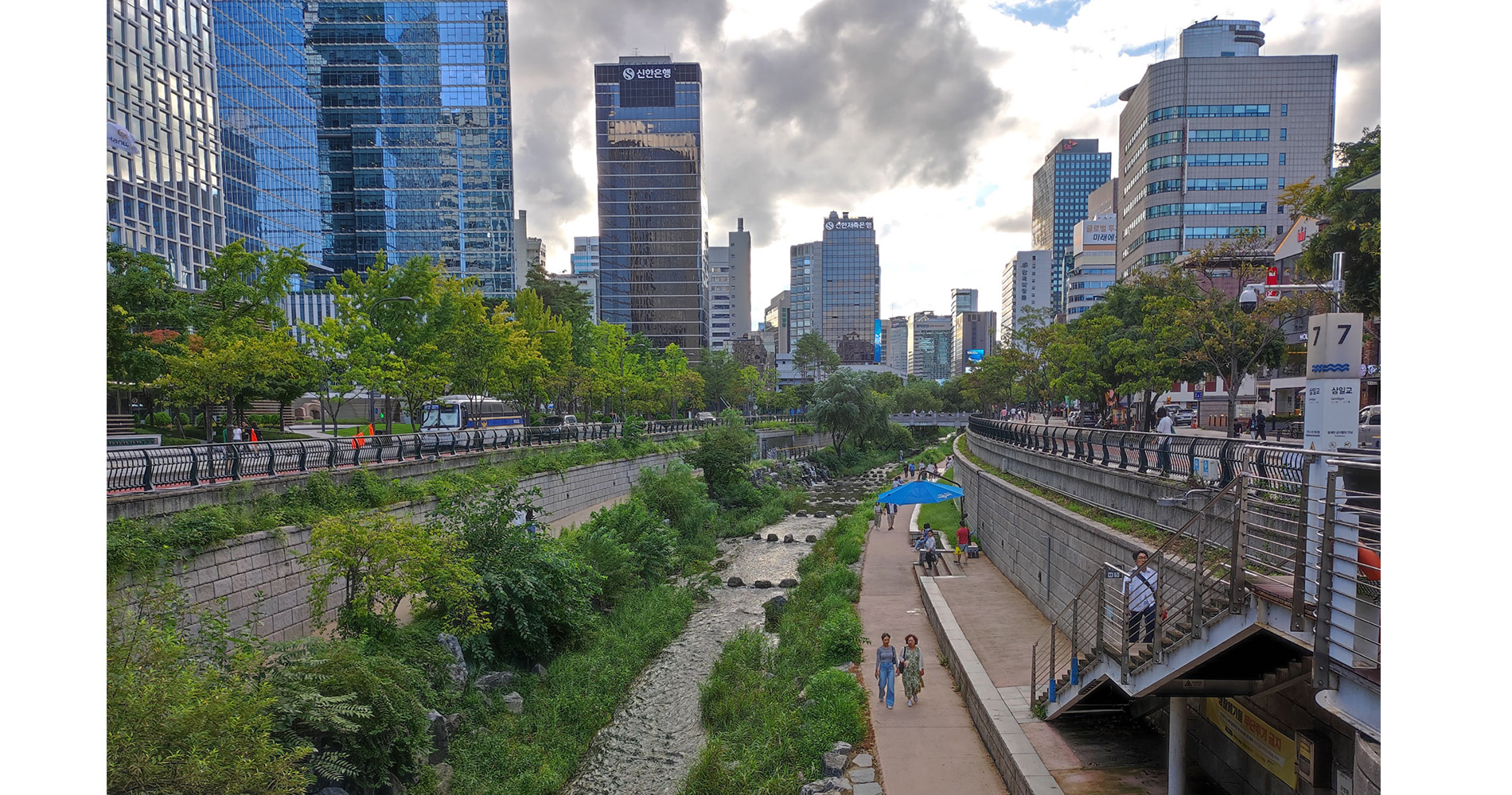 Sur la rive de Cheonggyecheon