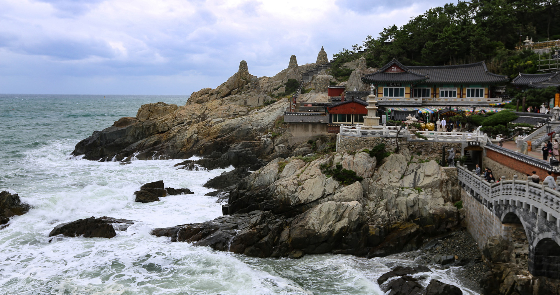 En bord de mer, le temple Haedong Yonggungsa