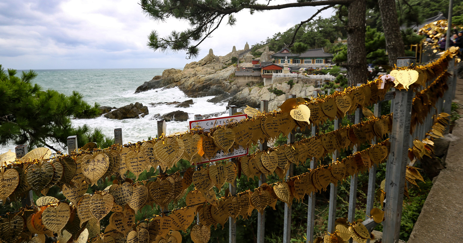 En bord de mer, le temple Haedong Yonggungsa