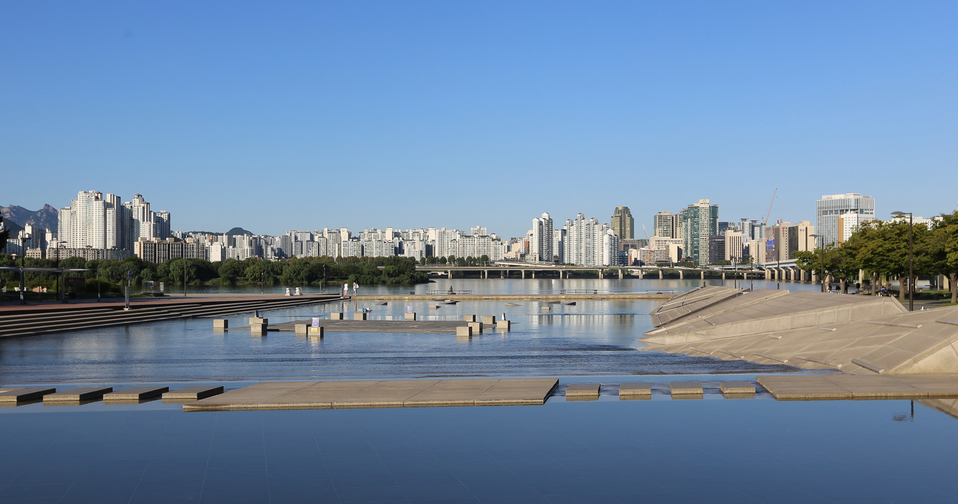 Skyline sur Séoul, depuis les rives du fleuve Hangang