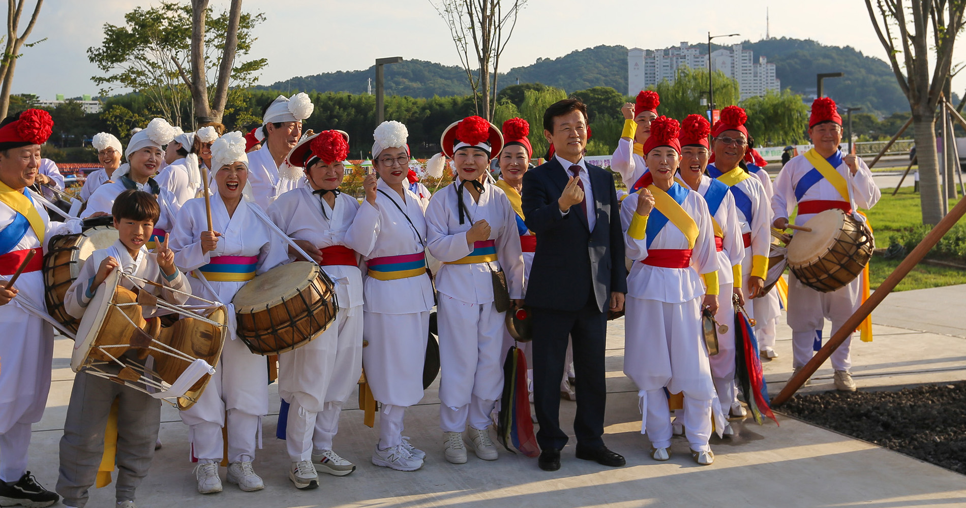 Le Maire de Jinju avec sa troupe folklorique