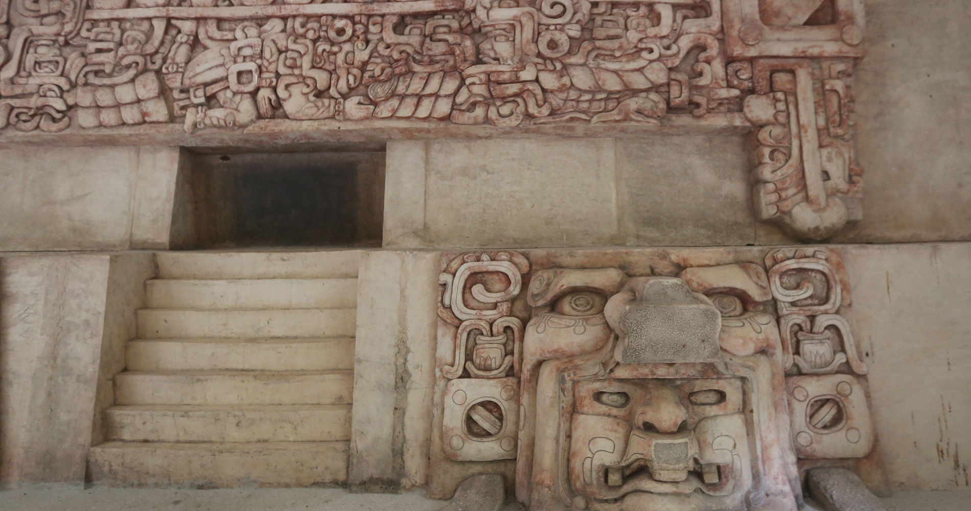 Copie de bas-relief et de glyphes à l’entrée du site