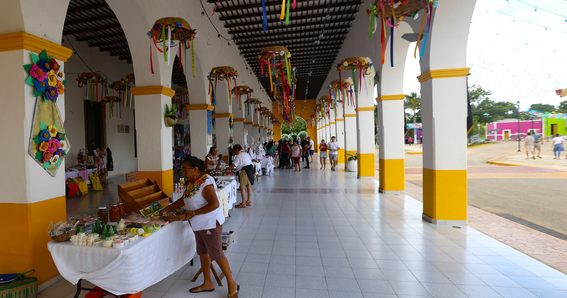 Marché local sur la place principale