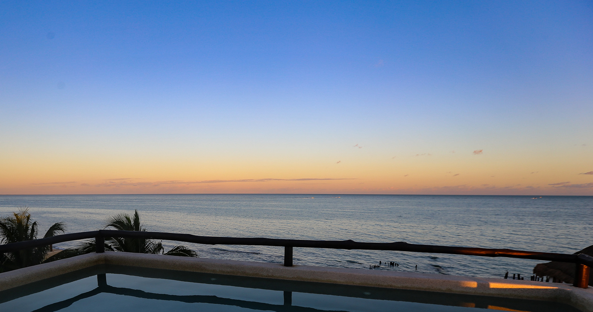 Lever du soleil depuis la piscine sur le toit de l’hôtel