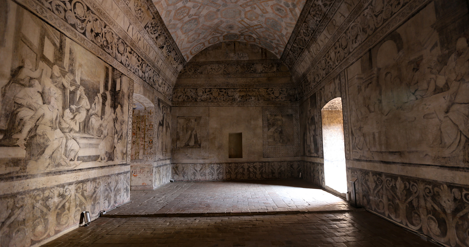 Grande salle ornée de fresques